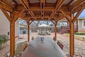 Lovebirds Getaway 3 Bedroom Home by RedAwning