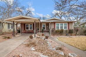 Lovebirds Getaway 3 Bedroom Home by RedAwning