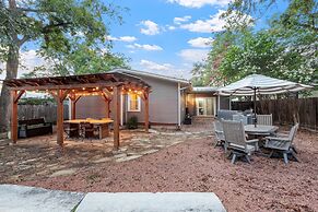 Lovebirds Getaway 3 Bedroom Home by RedAwning