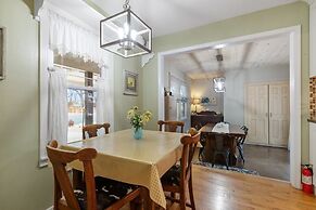 Lovebirds Getaway 3 Bedroom Home by RedAwning