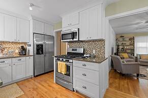 Lovebirds Getaway 3 Bedroom Home by RedAwning