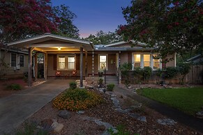 Lovebirds Getaway 3 Bedroom Home by RedAwning