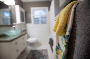 Lovebirds Getaway 3 Bedroom Home by RedAwning