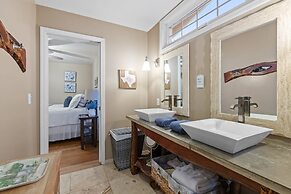 Lovebirds Getaway 3 Bedroom Home by RedAwning