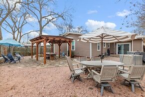 Lovebirds Getaway 3 Bedroom Home by RedAwning