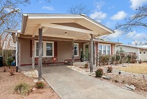 Lovebirds Getaway 3 Bedroom Home by RedAwning