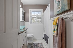 Lovebirds Getaway 3 Bedroom Home by RedAwning