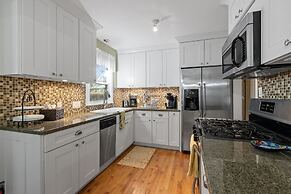 Lovebirds Getaway 3 Bedroom Home by RedAwning