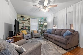 Lovebirds Getaway 3 Bedroom Home by RedAwning