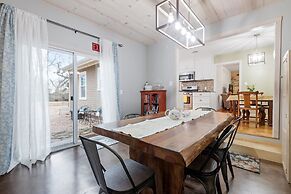 Lovebirds Getaway 3 Bedroom Home by RedAwning