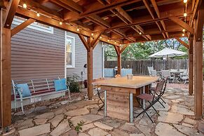 Lovebirds Getaway 3 Bedroom Home by RedAwning