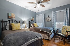 Lovebirds Getaway 3 Bedroom Home by RedAwning