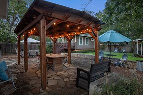 Lovebirds Getaway 3 Bedroom Home by RedAwning