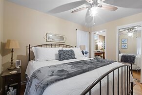 Lovebirds Getaway 3 Bedroom Home by RedAwning