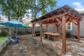 Lovebirds Getaway 3 Bedroom Home by RedAwning