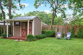Lovebirds Getaway 3 Bedroom Home by RedAwning