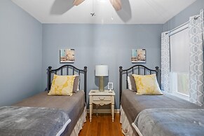 Lovebirds Getaway 3 Bedroom Home by RedAwning