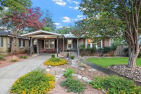 Lovebirds Getaway 3 Bedroom Home by RedAwning