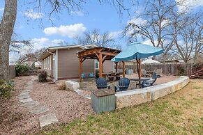 Lovebirds Getaway 3 Bedroom Home by RedAwning