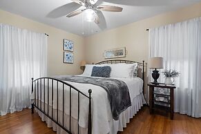 Lovebirds Getaway 3 Bedroom Home by RedAwning