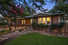 Lovebirds Getaway 3 Bedroom Home by RedAwning