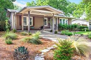 Lovebirds Getaway 3 Bedroom Home by RedAwning