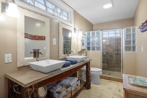 Lovebirds Getaway 3 Bedroom Home by RedAwning