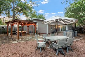 Lovebirds Getaway 3 Bedroom Home by RedAwning