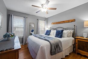 Lovebirds Getaway 3 Bedroom Home by RedAwning