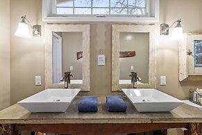 Lovebirds Getaway 3 Bedroom Home by RedAwning