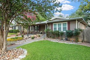 Lovebirds Getaway 3 Bedroom Home by RedAwning