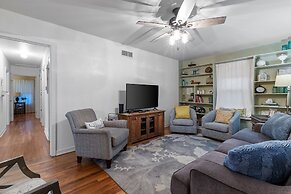 Lovebirds Getaway 3 Bedroom Home by RedAwning