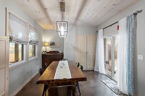 Lovebirds Getaway 3 Bedroom Home by RedAwning