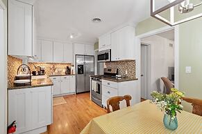 Lovebirds Getaway 3 Bedroom Home by RedAwning