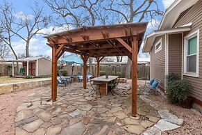 Lovebirds Getaway 3 Bedroom Home by RedAwning