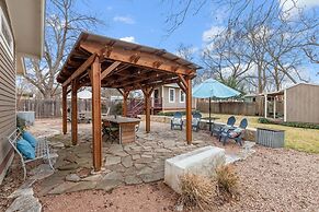 Lovebirds Getaway 3 Bedroom Home by RedAwning