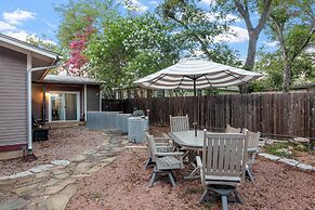 Lovebirds Getaway 3 Bedroom Home by RedAwning