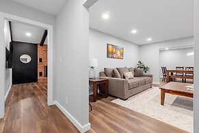 Pecht Haus 3 Bedroom Home by RedAwning