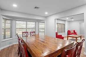 Pecht Haus 3 Bedroom Home by RedAwning