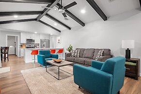 Pecht Haus 3 Bedroom Home by RedAwning