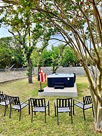 Pecht Haus 3 Bedroom Home by RedAwning