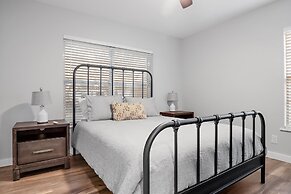 Pecht Haus 3 Bedroom Home by RedAwning