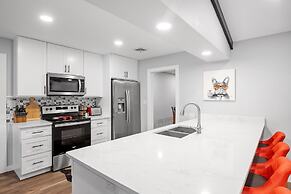 Pecht Haus 3 Bedroom Home by RedAwning