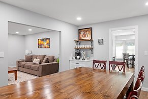 Pecht Haus 3 Bedroom Home by RedAwning