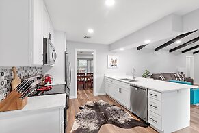 Pecht Haus 3 Bedroom Home by RedAwning