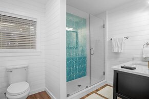 Pecht Haus 3 Bedroom Home by RedAwning