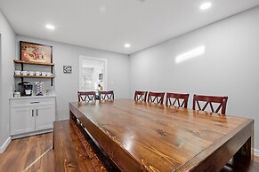 Pecht Haus 3 Bedroom Home by RedAwning