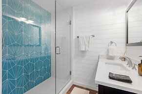 Pecht Haus 3 Bedroom Home by RedAwning