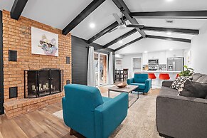 Pecht Haus 3 Bedroom Home by RedAwning