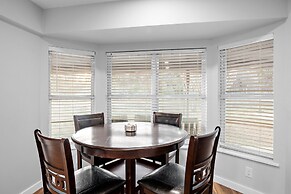 Pecht Haus 3 Bedroom Home by RedAwning